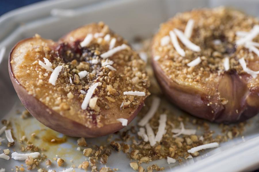 Pêssego Assado com Praline de Amêndoa e Nozes Pêssego Assado com Praline de Amêndoa e Nozes