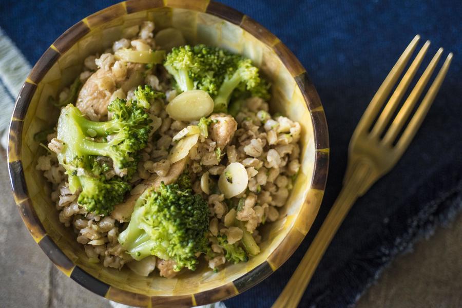 Salada de Cevadinha com Frango e Brócolis