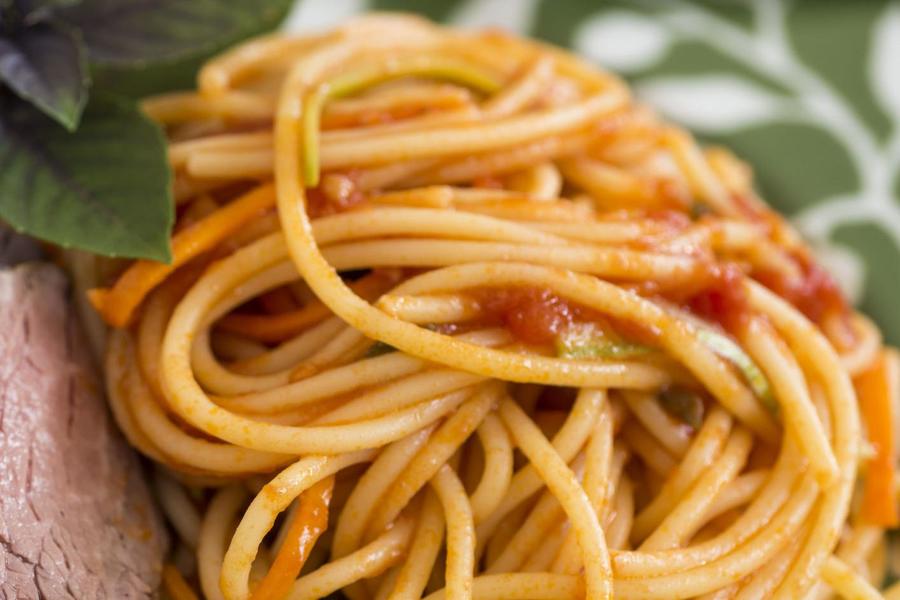 Spaghettini de Abobrinha, Tomate e Manjericão 