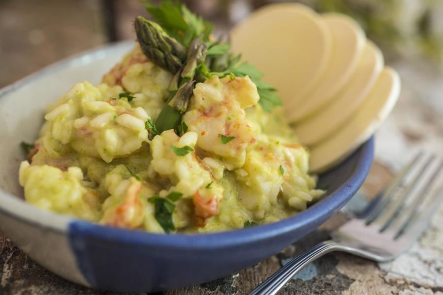 Risotto con Asparagi e Gamberi Su Carpaccio di Pupunha