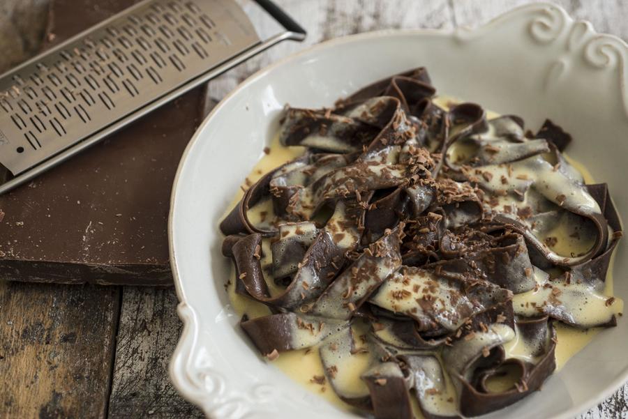 Macarrão de Chocolate com Calda de Maracujá