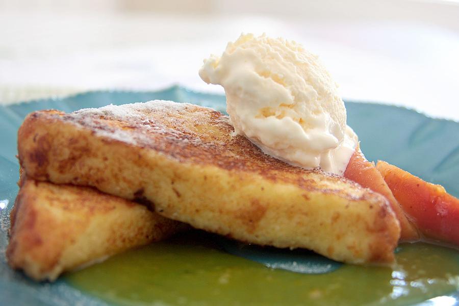 Pain Perdu com Maçã, Sorvete de Baunilha e Coulis de Laranja e Damasco