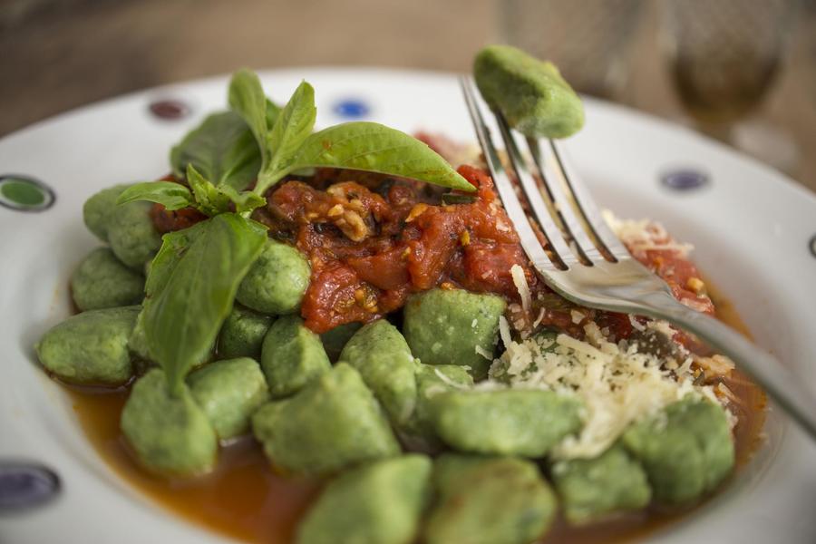  Gnocchi de Espinafre com Ricota ao Molho Shimeji e Pomodoro