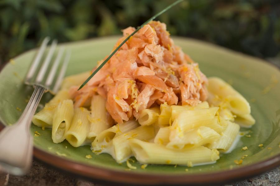 Filé de Salmão no Vapor com Penne ao Limão