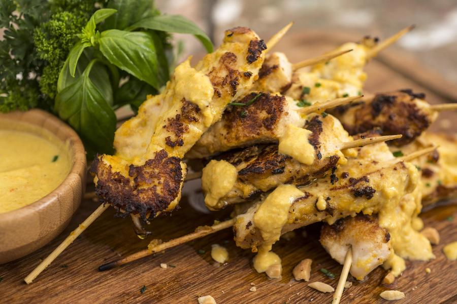 Satay (Espetinho) de Frango com Molho de Coco e Amendoim