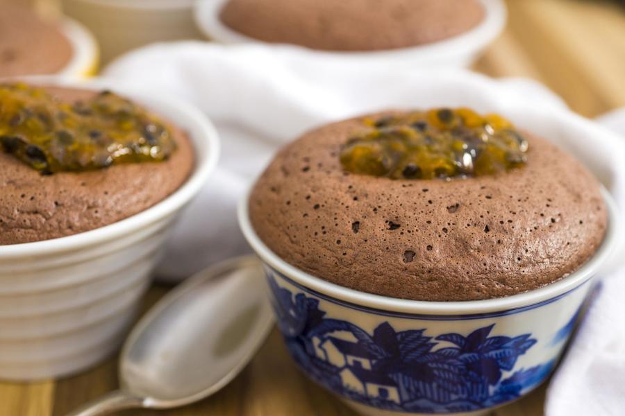 Soufflé de Brigadeiro com Calda de Maracujá