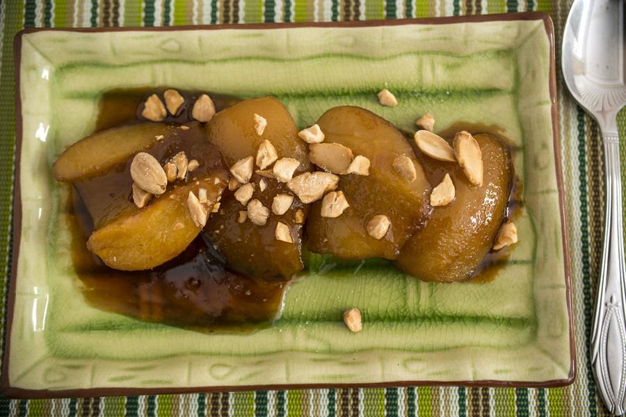 Peras Carameladas com Farofa de Amêndoa