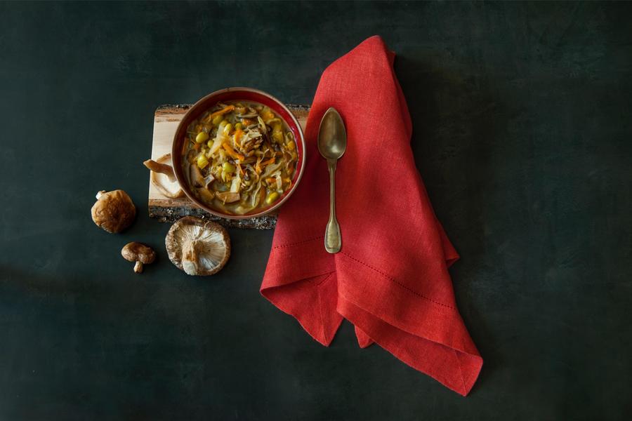 Sopa de Shiitake com Gengibre, Repolho e Edamame