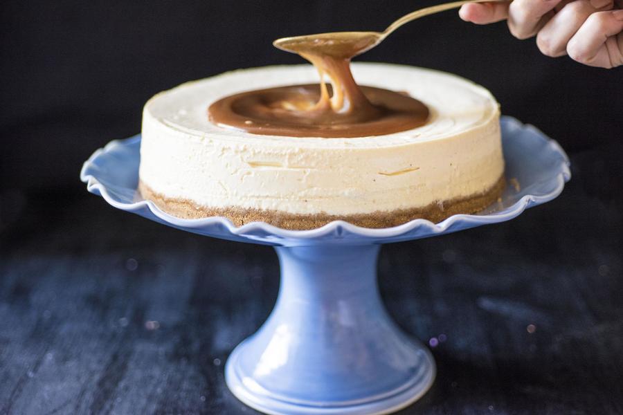 Cheesecake de Cajá com Calda de Caramelo Salgada