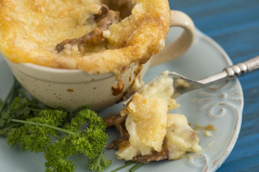 Escondidinho De Mandioca Com Emince De File Mignon Ao Gratin De Queijo Ta Na Mesa