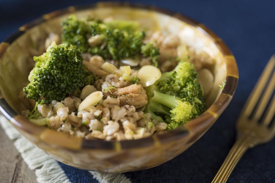 Salada de Cevadinha com Frango e Brócolis