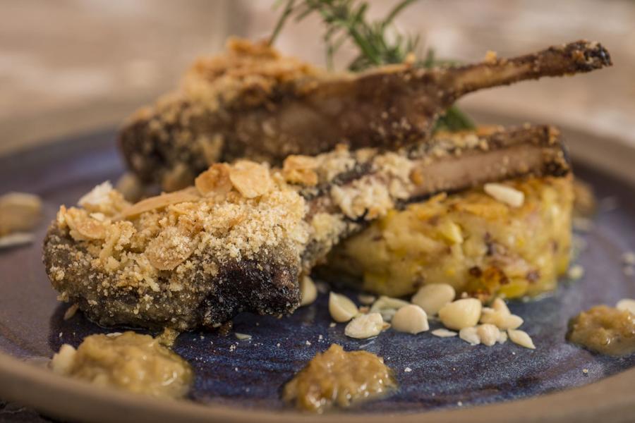 Carré de Cordeiro com Amêndoas Grelhadas e Quenelles de Batata