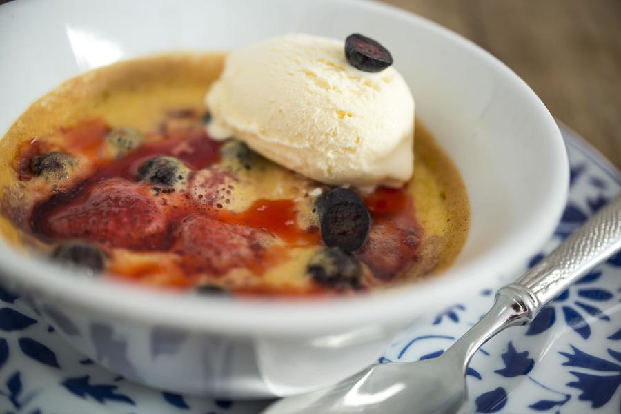 Clafoutis de Morango com Sorvete de Creme