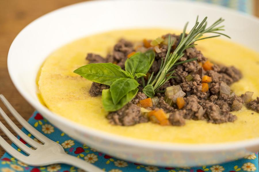 Polenta Bergamasca com Ragu de Vitelo e Brunoise de Legumes