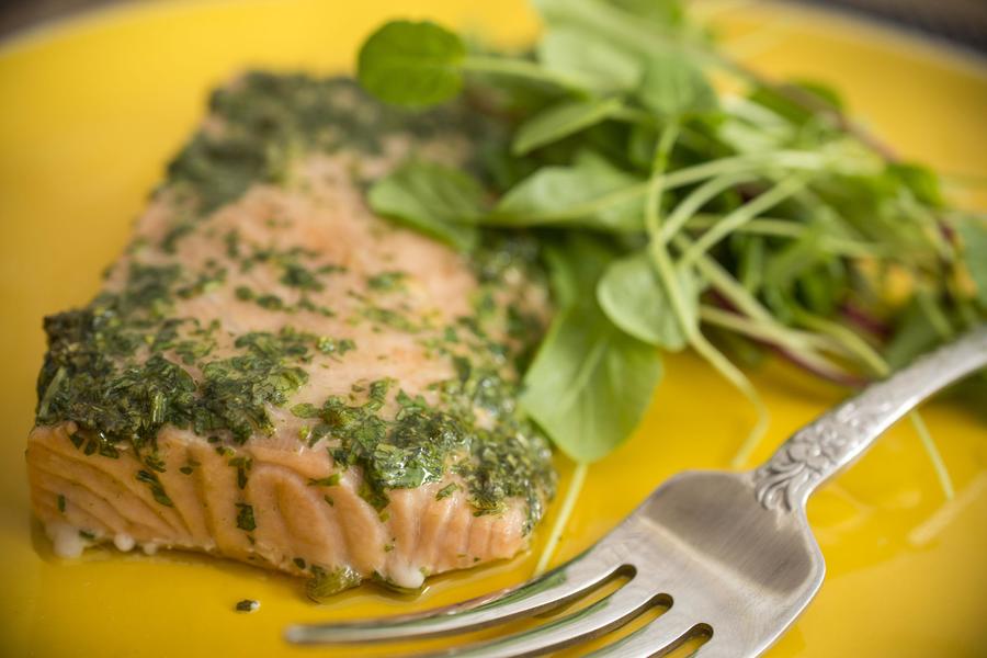 Filé de Salmão Marinado Servido com Salada de Folhas da Estação