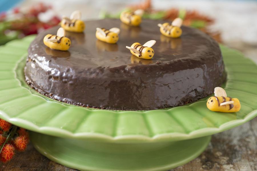 Bolo de Chocolate com Abelhinhas de Marzipã