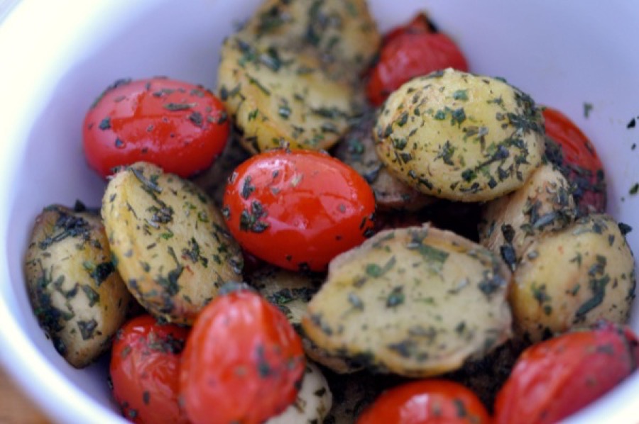 Batata Bolinha com Ervas e Tomate-Cereja