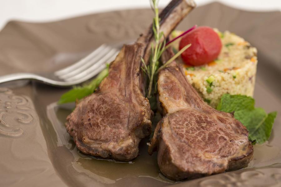 Costeleta de Cordeiro com Jus ao Alecrim e Couscous Marroquino...