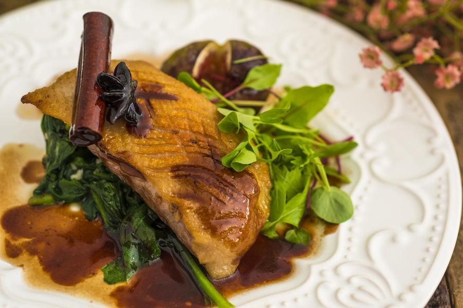 Magret de Canard com Molho de Mel, Figo e Especiarias