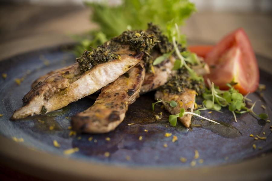 Filé de Frango Marinado com Chimichurri de Coentro