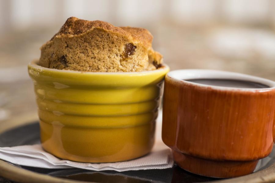 Soufflé de Banana com Calda de Chocolate