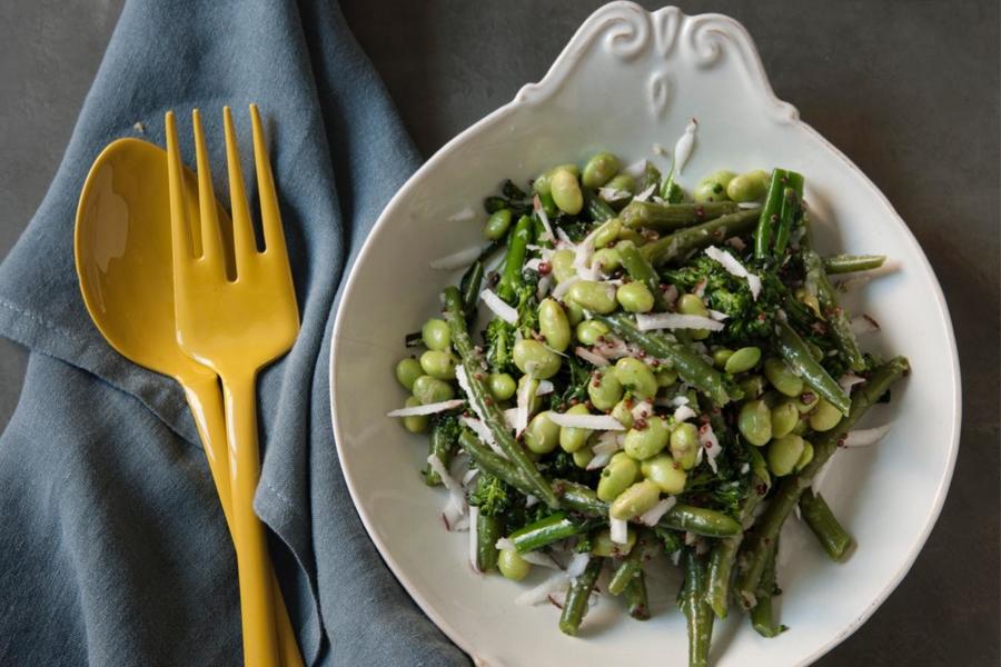 Salada de Broto de Brócolis, Edamame e Coco