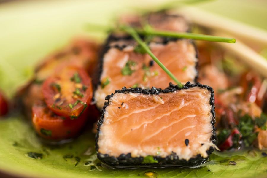 Salmão Selado com Crosta de Gergelim e Salsa de Grapefruit