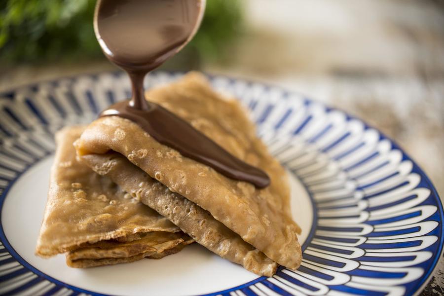 Crepes de Banana Caramelada e Calda de Chocolate