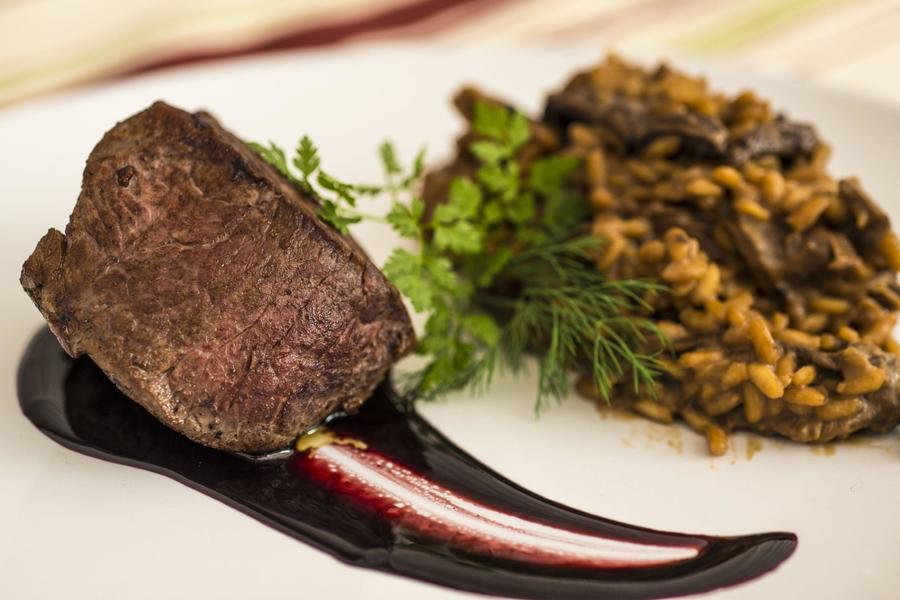 Medalhão de Filé-Mignon com Molho à Base de Demi-Glace e Vinho