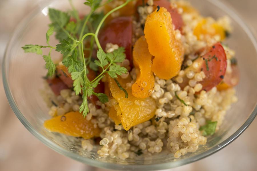 Tabule de Quinua com Damasco, Pinoli e Ervas Frescas