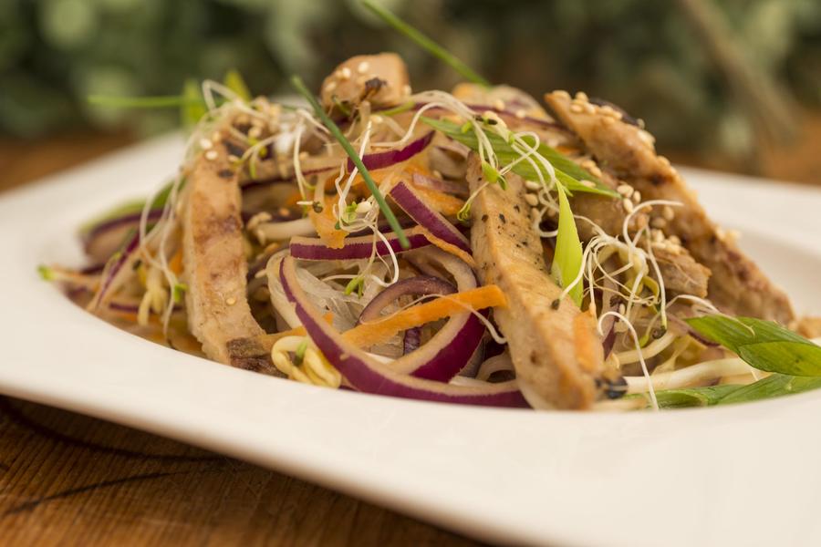 Salada de Frango com Macarrão de Arroz (Laab Gai)