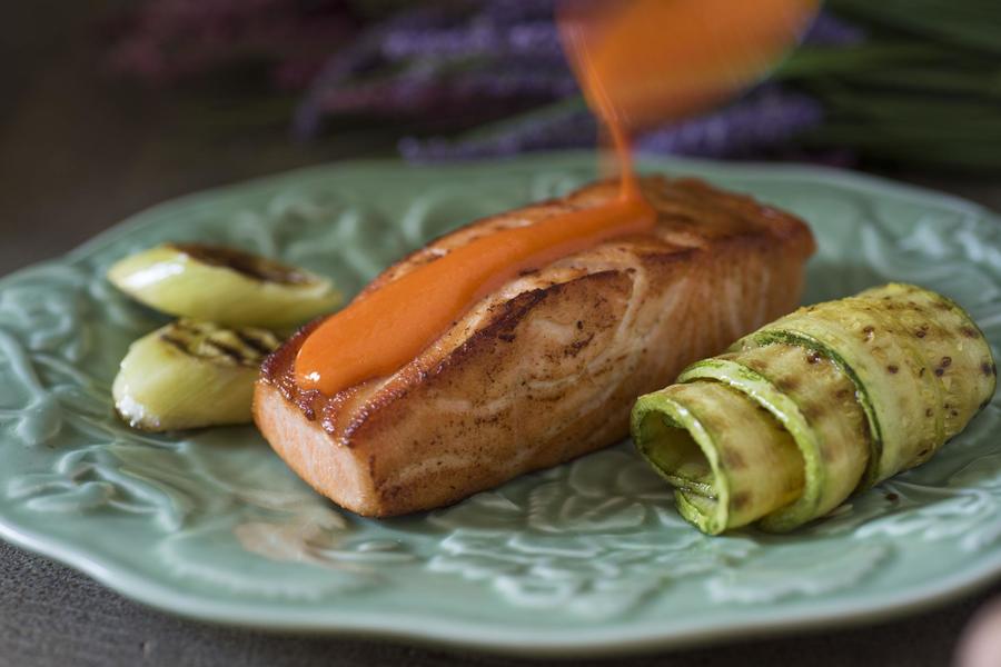 Filé de Salmão com Coulis de Pimentão Vermelho