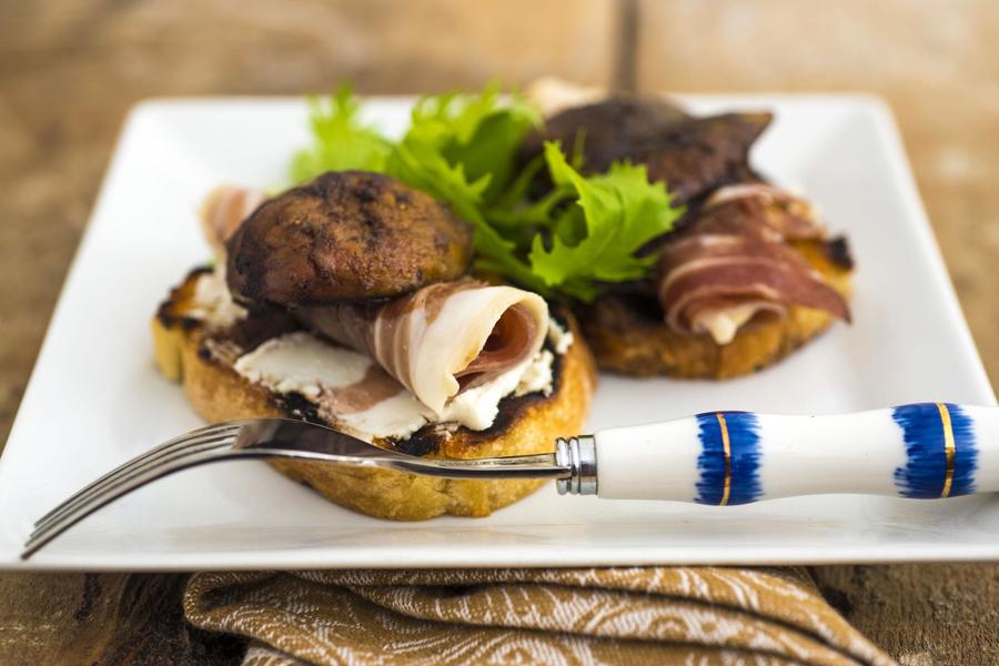 Bruschetta de Queijo de Cabra, Presunto de Parma e Figo Caramelado