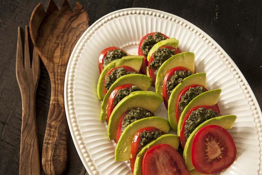  Caprese de Abacate com Tomate e Molho Pesto