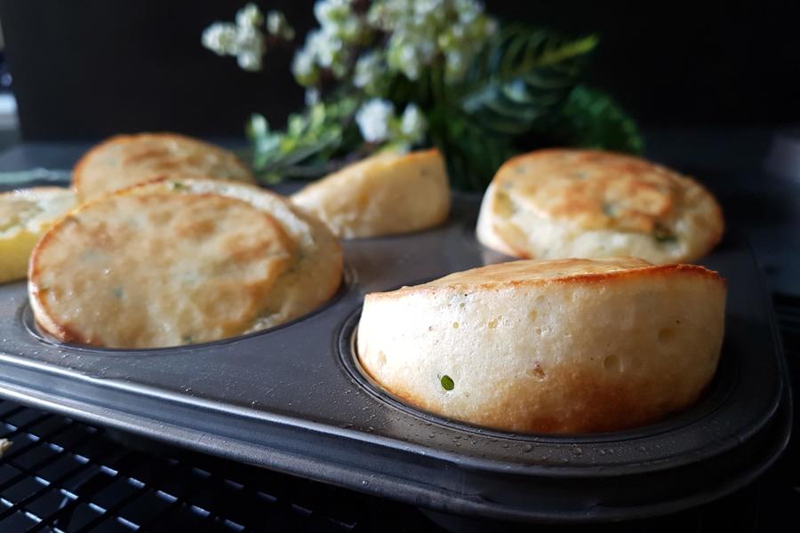 Popover de Pimenta-do-Reino com Cebolinha e Parmesão