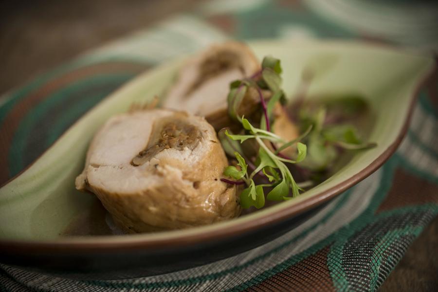 Peito de Frango Recheado com Figo Seco no Molho de Tamarindo