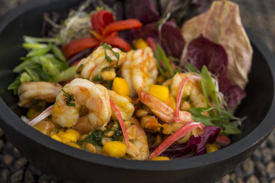 Salada de Manga com Camarão, Amendoim e Hortelã (Yam Mamuang)