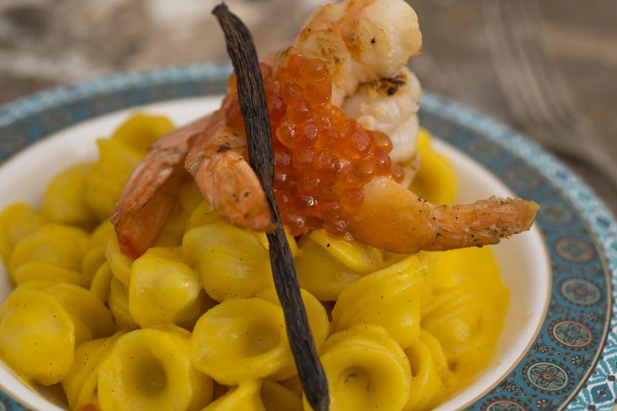 Orecchiette com Camarões, Baunilha, Açafrão e Ovas de Salmão