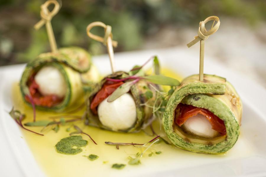 Mini-Bouquet de Folhas Verdes com Abobrinha Grelhada, Tomate Seco