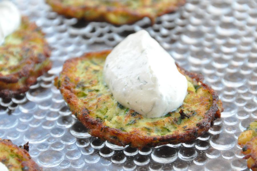 Bolinhos de Abobrinha com Tzatziki de Dill