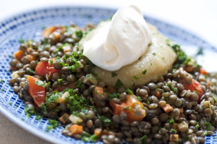 Salada de Lentilha com Purê de Berinjela e Iogurte