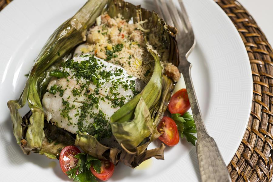 Papillote de Pescada em Folha de Bananeira com Farofa de Camarão