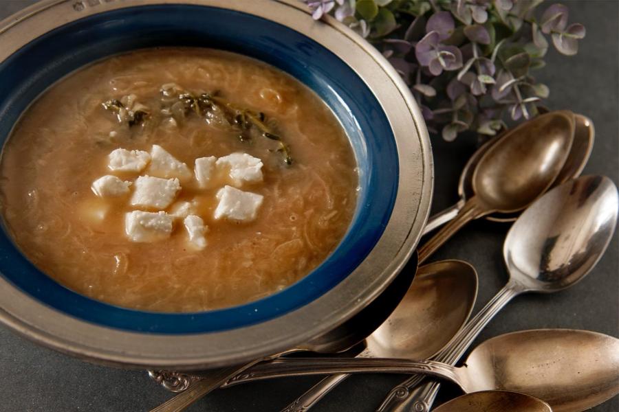 Caldo de Cebola com Tomilho e Feta