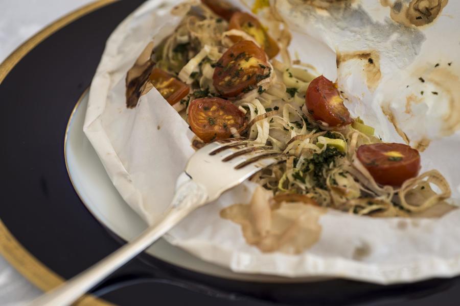 Filé de Linguado em Papillote com Alho-Poró e Tomatinhos