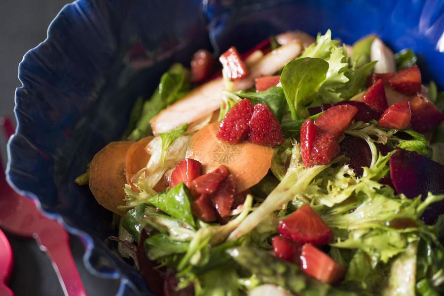 Salada Verde com Frutas da Estação, Legumes e Vinagrete de Morango