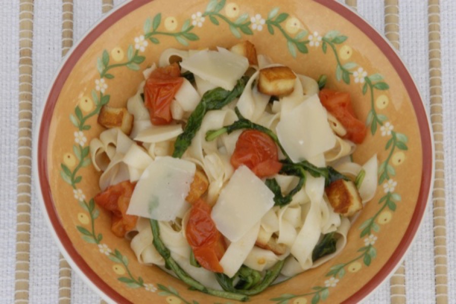 Fettuccine com Rúcula e Queijo Coalho