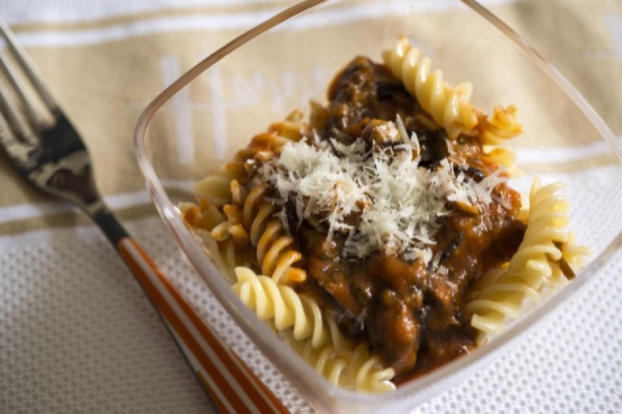 Fusilli ao Molho de Tomate, Berinjela e Pecorino