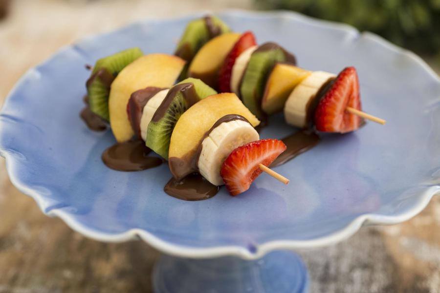 Espetinhos de Frutas Frescas com Calda de Chocolate