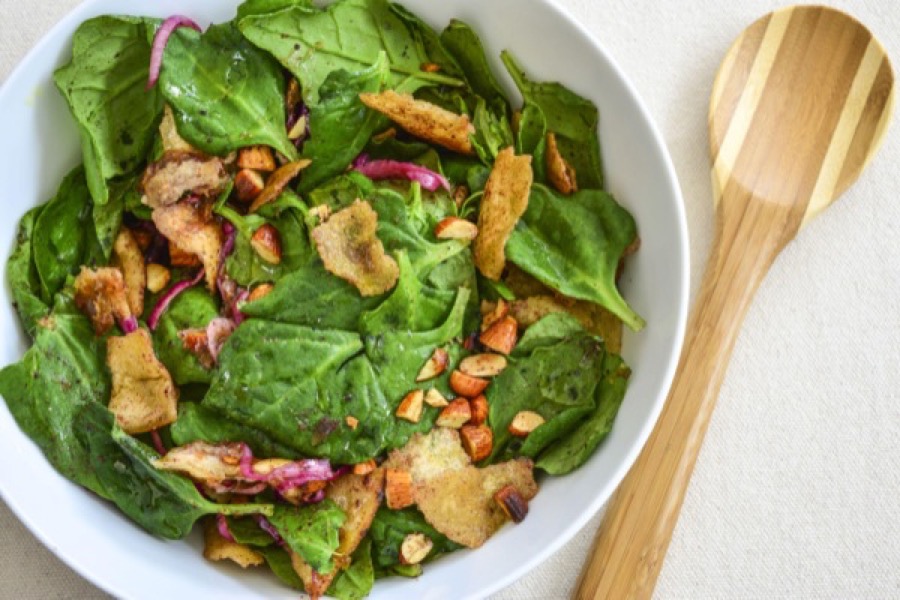 Salada de Espinafre com Tâmara e Amêndoa