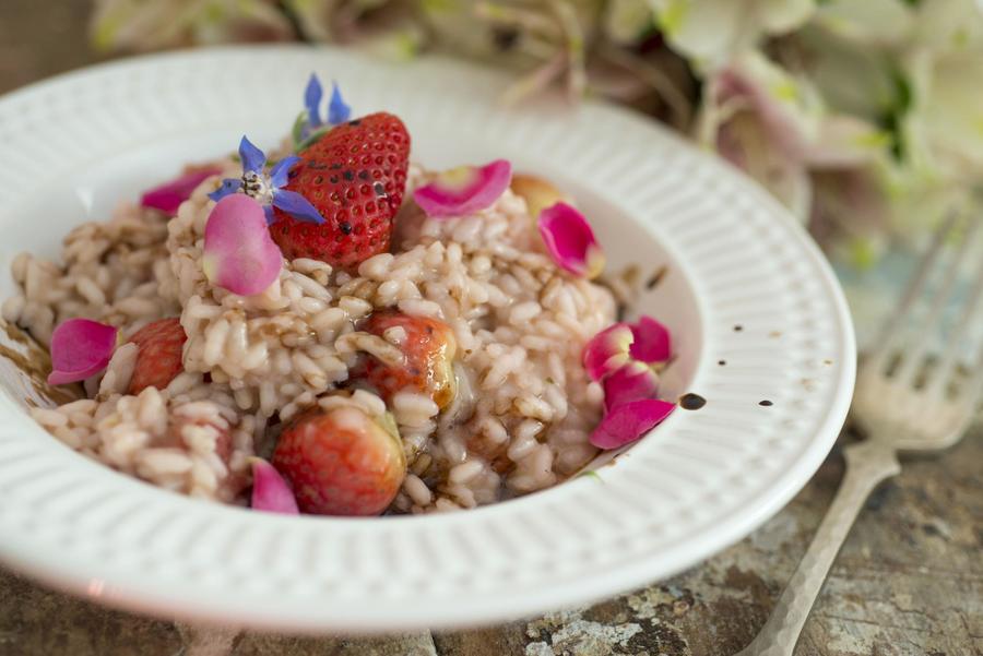 Risoto de Morango, Pétalas de Rosas, Baunilha e Redução de Balsâmico